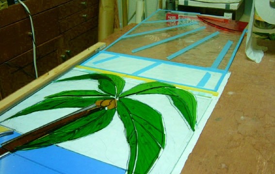 茅ヶ崎のシンボル“えぼし岩”とヤシの木